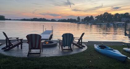 Lakefront cottage with gorgeous sunset views