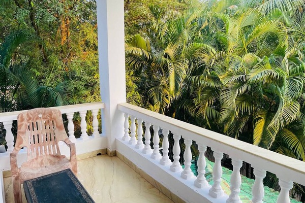 Habitación Deluxe doble, balcón, vistas al jardín | Escritorio y espacio para trabajar con un portátil