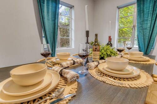 Charming Getaway, Minutes to Everything!