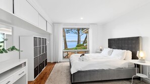 3 camere, una scrivania, lenzuola