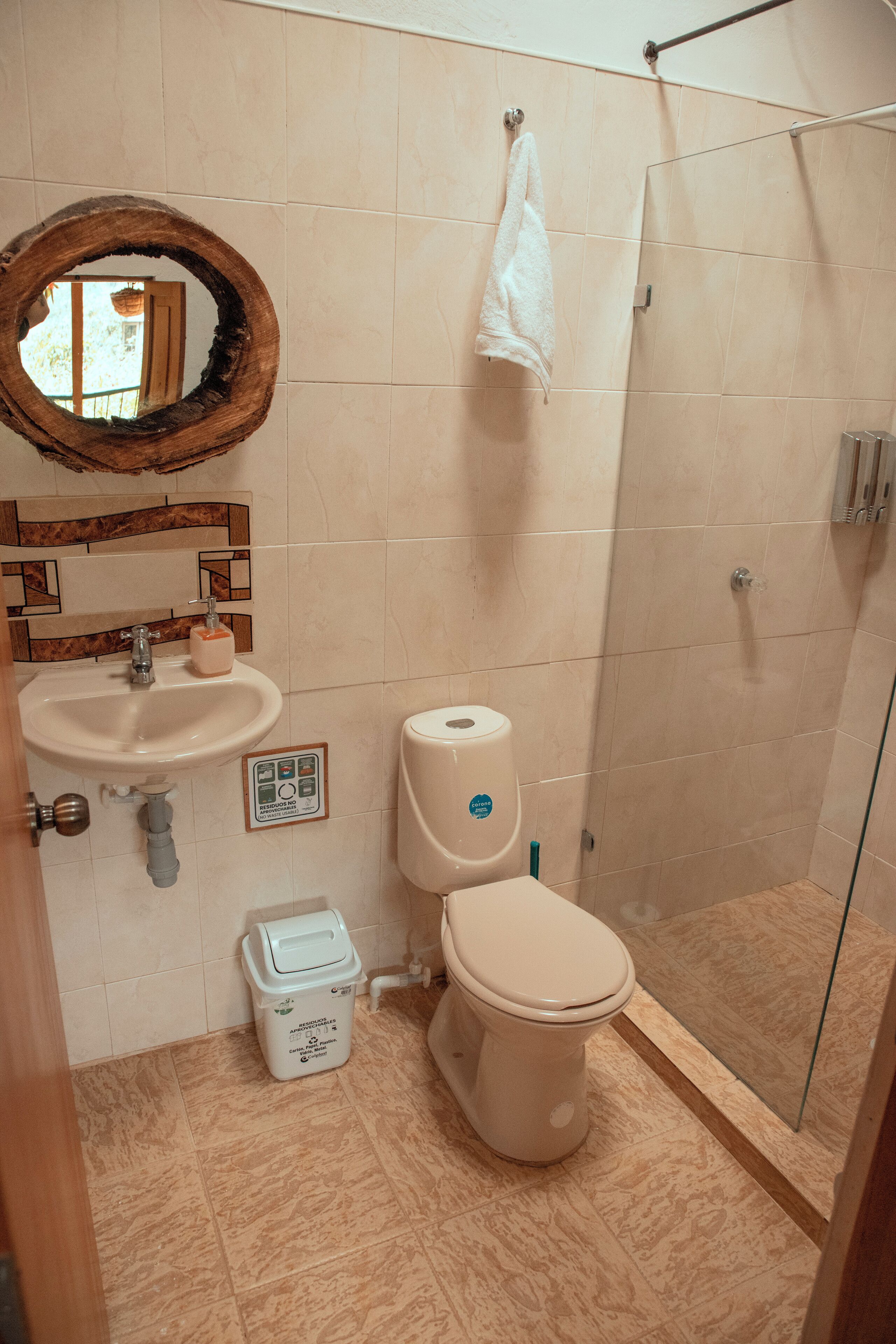 Un bagno con lavandino, WC e doccia.