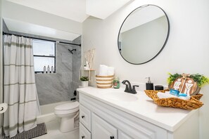 Douche, sèche-cheveux, serviettes fournies, savon