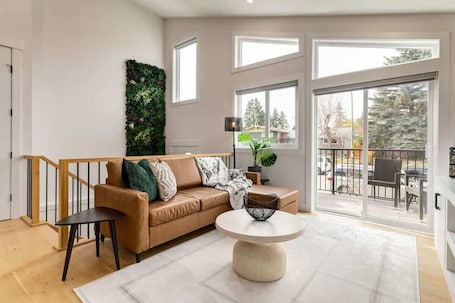 TV. Perfect for Long Stays, Free Parking, Pets Allowed