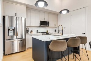 冰箱、微波炉、烤箱、炉灶