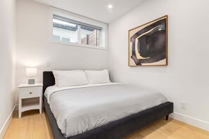 3 bedrooms, desk, iron/ironing board, WiFi - Long Stays, Pets Welcome, Free Parking & King Bed (Calgary)