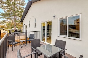 Unclassified image, 5 of 26, button - Long Stays, Fenced Yard, Free Parking & King Bed (Calgary)