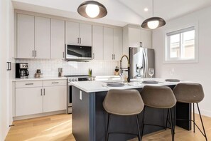 Fridge, microwave, oven, stovetop - Free Parking, Perfect Family Home w/ King Bed (Calgary)