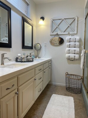 Douche, sèche-cheveux, serviettes fournies, savon