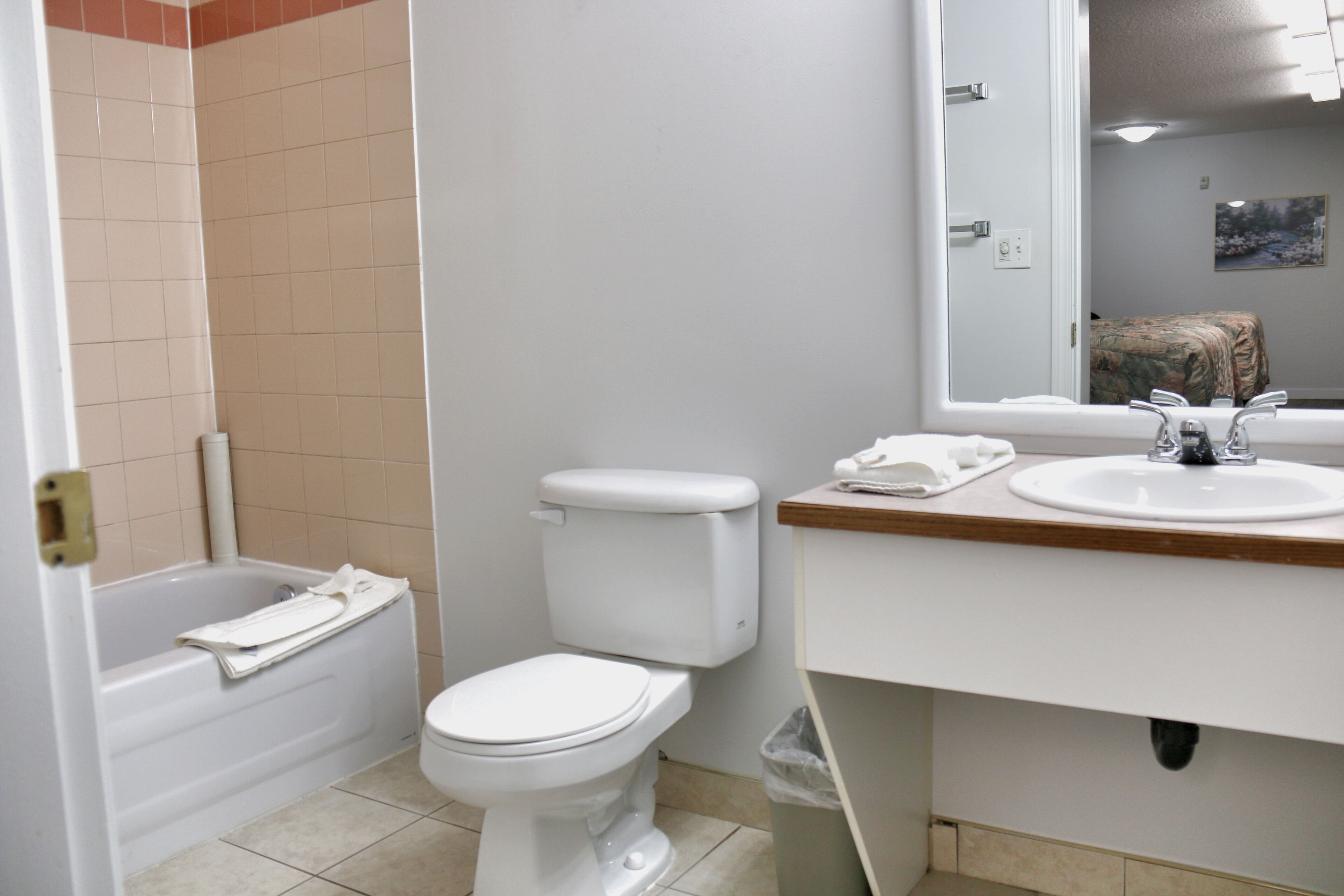 Een badkamer met een badkuip, toilet en wastafel.