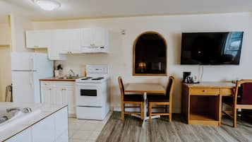 Suite monolocale, 1 letto king, idromassaggio | Cucina privata
