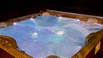 Tina de hidromasaje al aire libre