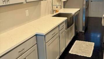 Jääkaappi, mikroaaltouuni, uuni, liesi