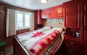 3 bedrooms, travel crib