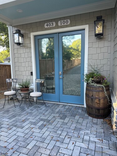 Charming, newly constructed, carriage house located in Marietta Square.