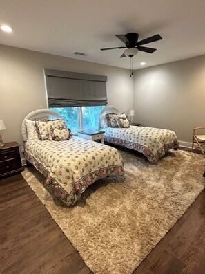 2 bedrooms, iron/ironing board, internet, bed sheets - Charming, newly constructed, carriage house located in Marietta Square. (Marietta)