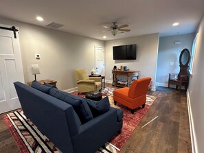 Smart TV - Charming, newly constructed, carriage house located in Marietta Square. (Marietta)