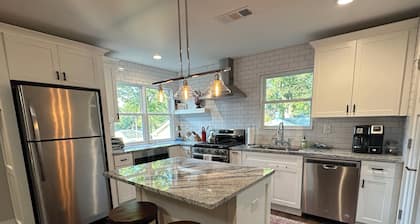 Charming, newly constructed, carriage house located in Marietta Square.