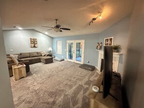 Smart-TV, peis, DVD-spiller og bøker