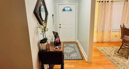 Quiet Location convenient to I-95 & Beach Causeways!