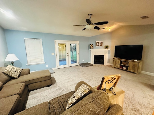 Smart TV, fireplace, DVD player, books