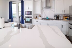 Kylskåp, mikrovågsugn, ugn och spishäll