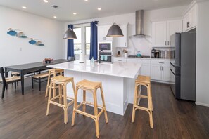 Fridge, microwave, oven, stovetop - Lakefront, Boating + Private Deck - Marina Views (Rowlett)