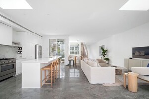 Rubus Pink | Living area | Flat-screen TV