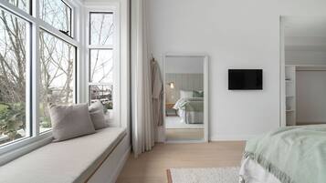 4 bedrooms, blackout curtains, iron/ironing board, free WiFi