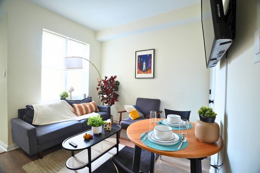 The South Philly Cove - Cozy Apt With Backyard Near Stadiums And Center City - Philadelphia, PA