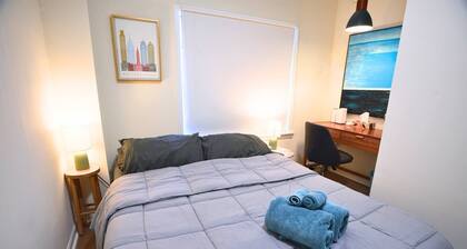 The South Philly Cove - Cozy APT with backyard near Stadiums and Center City