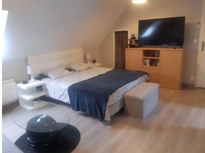 3 chambres, fer et planche à repasser, Wi-Fi, draps fournis