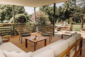 Terrace/patio - 15 mins to Noosa! 3-bedroom Cottage in Noosa Hinterland + Outdoor Entertaining (Doonan)