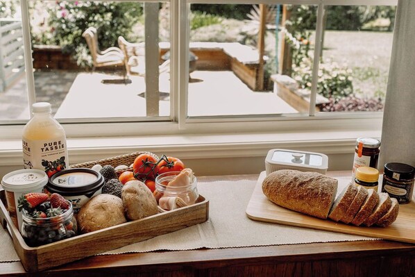 Dining - 15 mins to Noosa! 3-bedroom Cottage in Noosa Hinterland + Outdoor Entertaining (Doonan)