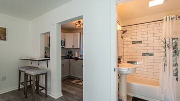 Een douche, een haardroger, handdoeken