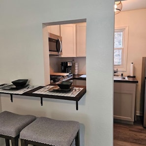 Een koelkast, een microgolfoven, een oven, een kookplaat