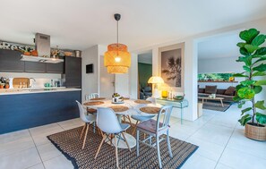 Dining - Nice home in Salon-de-Provence (Salon-de-Provence)