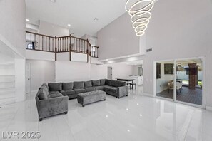 Smart TV, fireplace - Spacious 6-bedroom house in enchanting Las Vegas with huge pool CLOSE TO AIRPORT (Las Vegas)