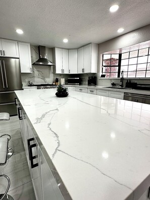 Fridge, microwave, oven, stovetop - Spacious 6-bedroom house in enchanting Las Vegas with huge pool CLOSE TO AIRPORT (Las Vegas)