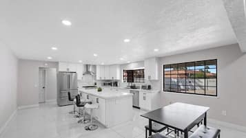 Frigorífico, microondas, horno y placa de cocina