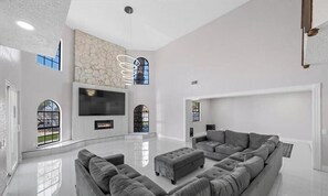 Smart TV, fireplace - Spacious 6-bedroom house in enchanting Las Vegas with huge pool CLOSE TO AIRPORT (Las Vegas)