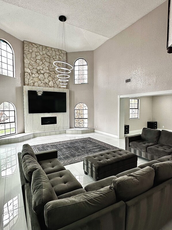 Smart TV, fireplace - Spacious 6-bedroom house in enchanting Las Vegas with huge pool CLOSE TO AIRPORT (Las Vegas)