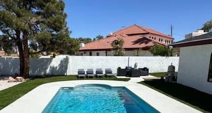 Spacious 6-bedroom house in enchanting Las Vegas with huge pool CLOSE TO AIRPORT