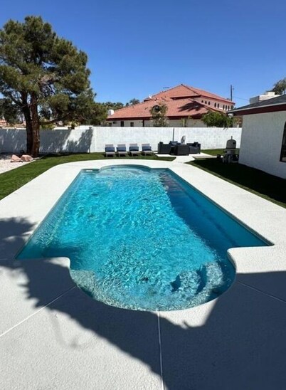 Spacious 6-bedroom house in enchanting Las Vegas with huge pool CLOSE TO AIRPORT