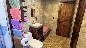 Chuveiro, toalhas de banho, sabonete, shampoo