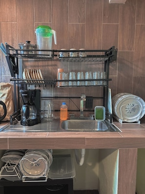 Familie appartement, uitzicht op tuin | Privékeuken | Een koelkast, een microgolfoven, een oven, een waterkoker