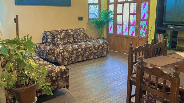 Familienapartment, Gartenblick | Wohnbereich | 60-Zoll-Smart-TV mit Digitalempfang, Netflix, Streaming-Dienste