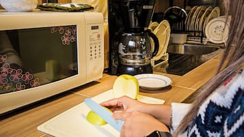 Refrigerador, microondas, horno y tetera eléctrica