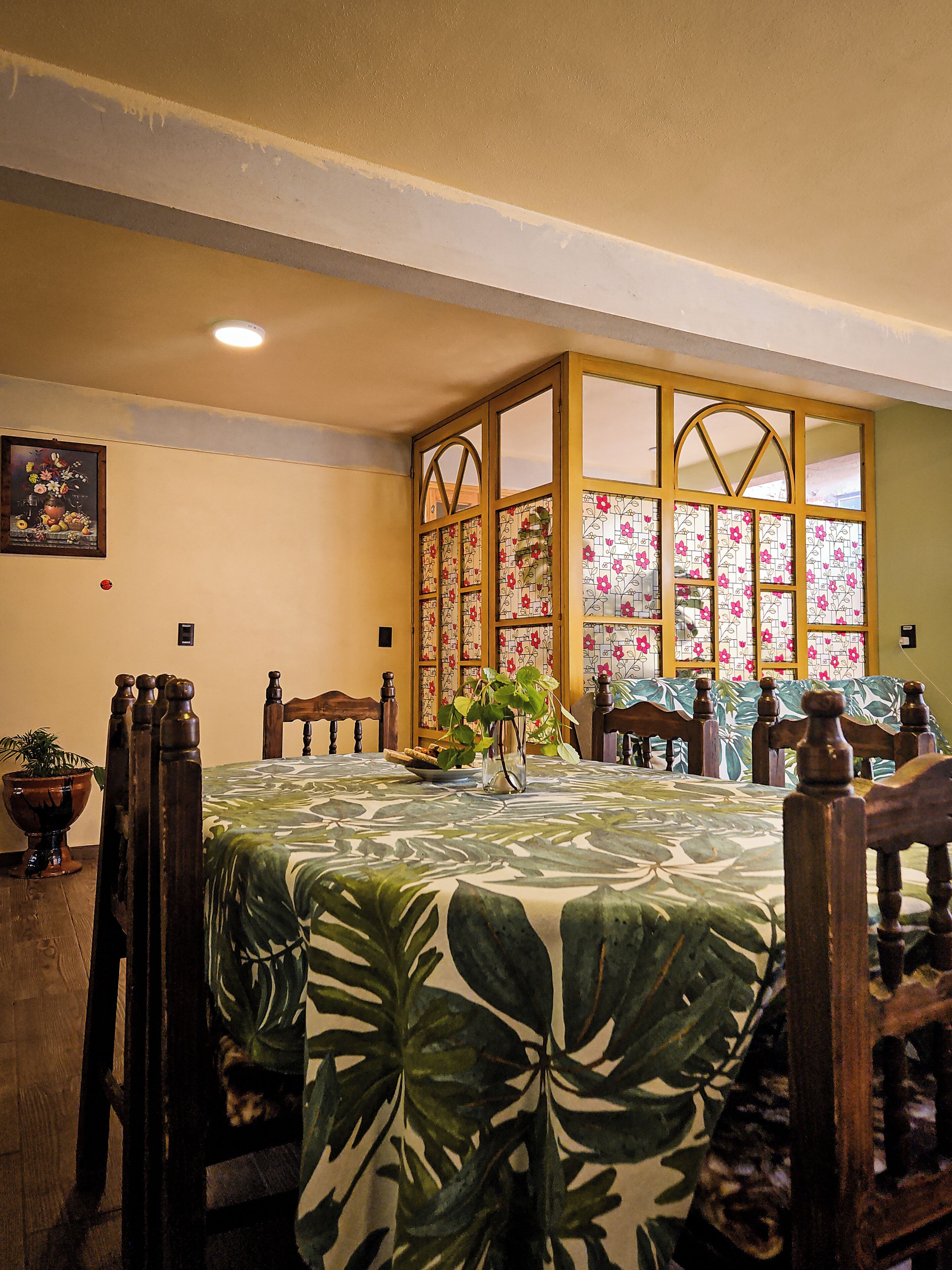 Departamento familiar, vista al jardín | Cocina privada | Refrigerador, microondas, horno y tetera eléctrica 