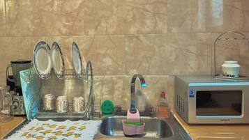 Appartement Familial, vue jardin | Cuisine privée | Réfrigérateur, micro-ondes, four, bouilloire électrique