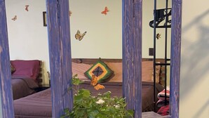 A wooden dresser with three mirrors and a plant on top. - SiempreViva Hospedaje By GEstores (Chignahuapan)